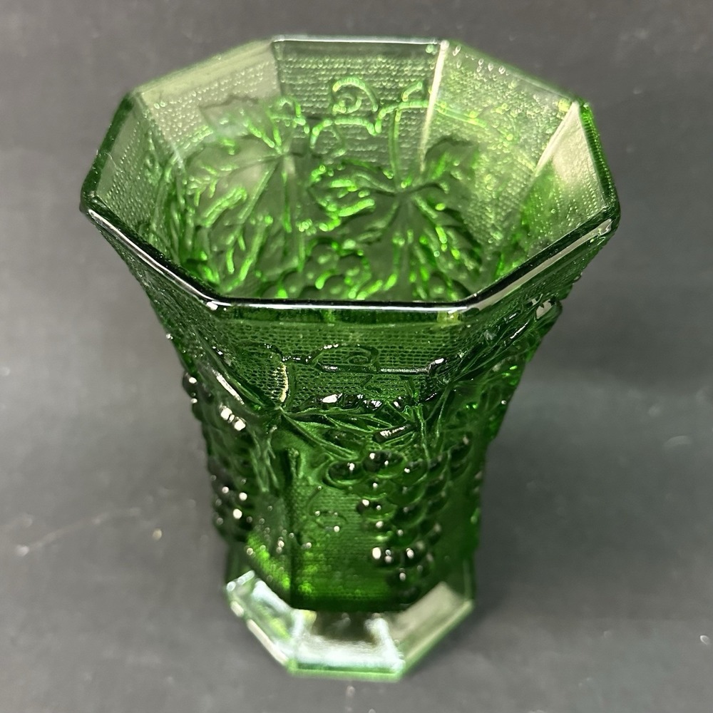 Anchor Hocking 6 3/8" Emerald Green Harvest‎ Grape (Grapevine) Vase, Vintage - Picture 2 of 8